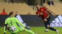 Aksi Ferran Torres membobol gawang Timnas Jerman dan membawa Spanyol menang telak 6-0 dalam laga UEFA Nations League di Sevilla, Rabu (18/11/2020) dini hari WIB. (CRISTINA QUICLER / AFP)