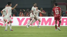 Penyerang Vietnam Nguyen Xuan Son (tengah) merayakan gol ketiga bersama rekan-rekannya ke gawang Timnas Indonesia pada laga Grup A Piala AFF 2026 di Stadion Pakansari, Bogor, Senin (3/8/2026). Vietnam menang 3-0 atas Timnas Indonesia dalam pertandingan tersebut. (KLY/Budy Santoso)