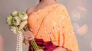 Riasan serba orange yang menyesuaikan dengan baju etniknya membuat Jenna terlihat segar dan tetap sesuai usianya. (Foto: Facebook Jenna Norodom)