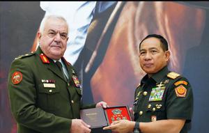 Panglima TNI Jenderal TNI Agus Subiyanto menerima kunjungan kehormatan (Courtesy Call) dari Mayor Jenderal Yousef A. Al Hnaity, Kepala Staf Gabungan Angkatan Bersenjata Yordania (Tim Puspen TNI)