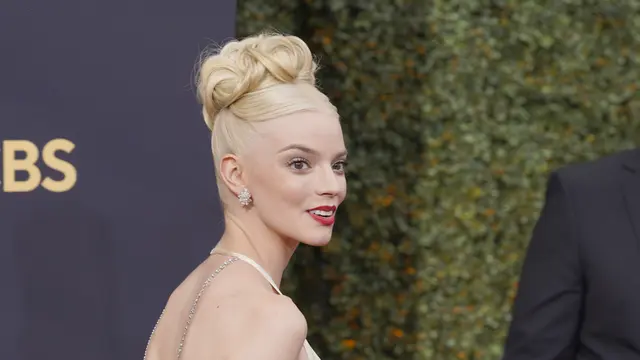 Bintang The Queen's Gambit, Anya Taylor-Joy, dalam Emmy Awards 2021. (AP Photo/Chris Pizzello)