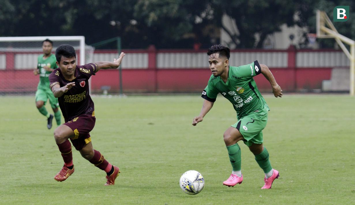 Gelandang Bhayangkara FC, Andik Vermansah, menggiring bola saat melawan PSM Makassar pada laga uji coba di Stadion PTIK, Jakarta, Rabu, (5/2/2020). Bhayangkara FC takluk 0-1 dari PSM Makassar. (Bola.com/M Iqbal Ichsan)