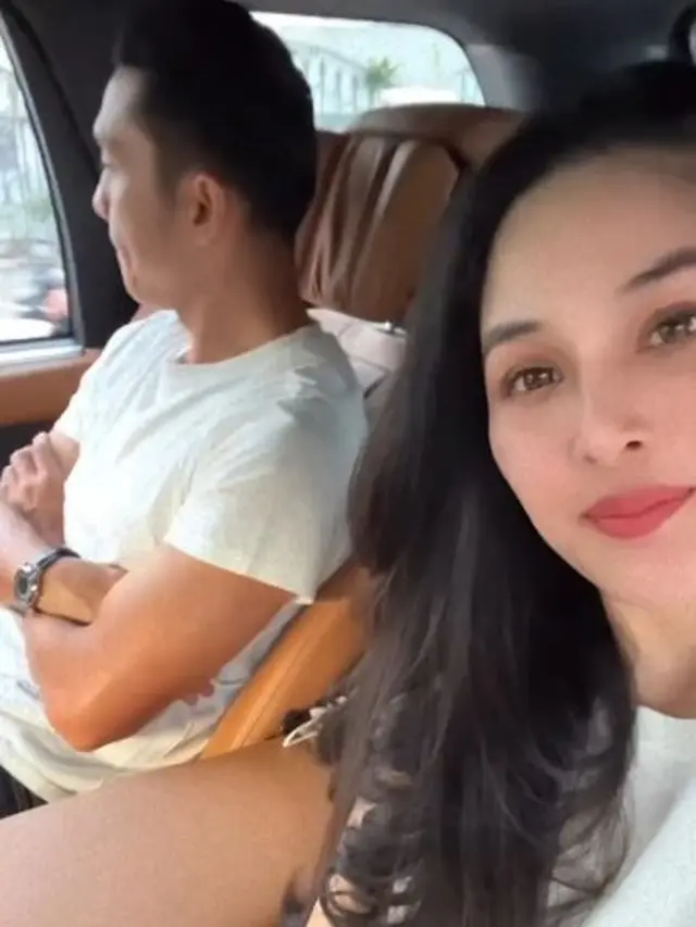 Usai Liburan Keluarga, Ini 7 Momen Sandra Dewi Kencan Bareng Suami di Singapura