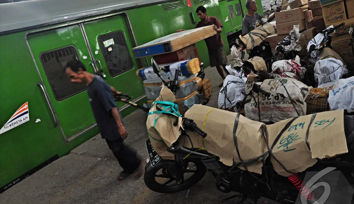 Khusus pengiriman motor menjelang Hari Raya Idul Fitri 2014 mengalami lonjakan yang tajam hingga 300 persen, Jakarta, Jumat (18/07/2014) (Liputan6.com/Faizal Fanani)