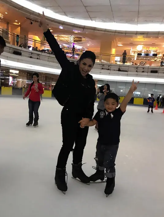 Krisdayanti sendiri mengaku putrinya Aurel telah memiliki kekasih baru. Bukan dari Aurel langsung melainkan dari dari media sosial. Ia berharap putrinya lebih menikmati masa remajanya. (Instagram/krisdayantilemos)