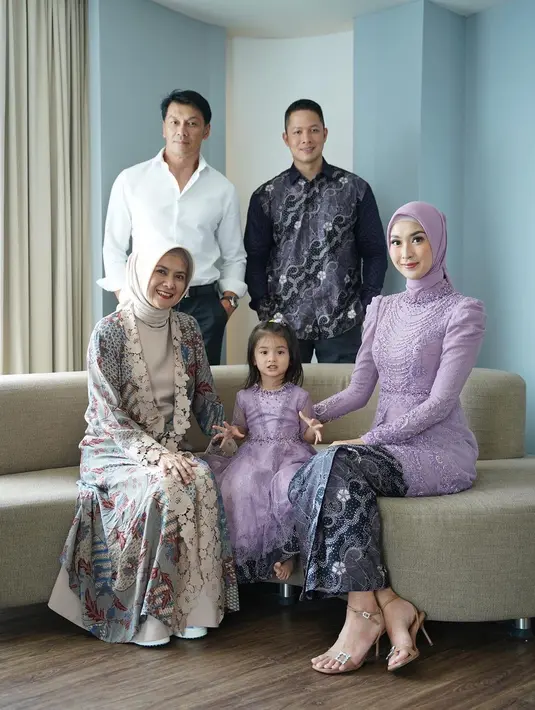 Si putri kecilnya, Seraphine Zaylina tentunya menjadi penyemangat untuk Kevin Lilliana dalam menyelesaikan studinya. Pakai kebaya kompak dengan sang mama, Seraphine sukses bikin gemas. Selain pesona Kevin Lilliana yang memesona dalam balutan kebaya berwarna ungu, warganet juga salah fokus dengan ayah Kevin Lilliana yang terlihat awet muda meski sudah dikaruniai cucu. (Liputan6.com/IG/@kevinlln)