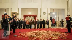 Ignasius Jonan dan Arcandra Tahar membacakan sumpah jabatan pada acara pelantikan Menteri ESDM dan Wakil Menteri ESDM di Istana Negara, Jakarta, Jumat (14/10). Pelantikan Jonan dan Arcandra dipimpin oleh Presiden Jokowi. (Liputan6.com/Faizal Fanani)