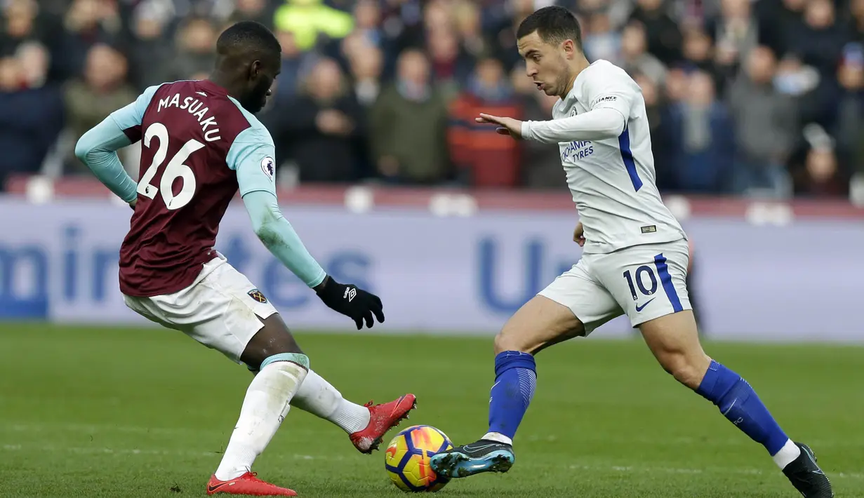 Gelandang Chelsea, Eden Hazard, berusaha melewati gelandang West Ham United, Arthur Masuaku, pada laga Premier League di Stadion London, Sabtu (10/12/2017). Chelsea Takluk 0-1 dari West Ham United. (AP/Alastair Grant)