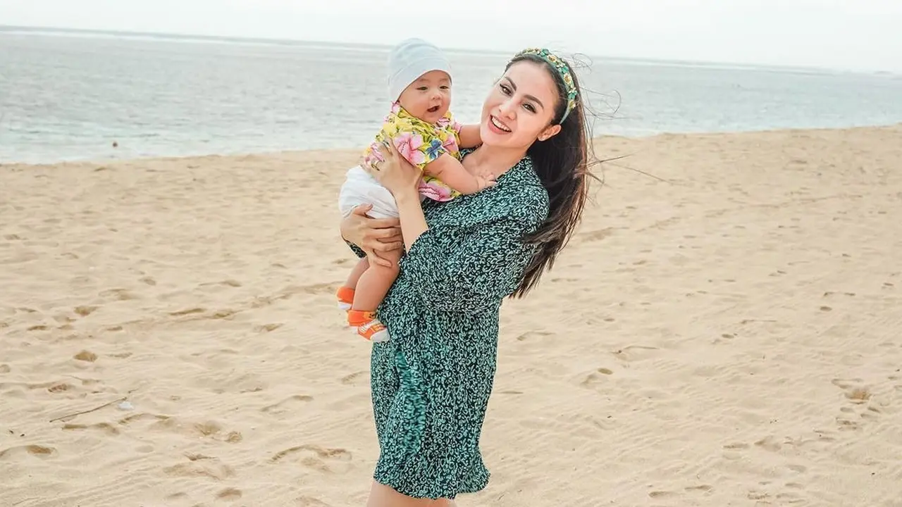 Gaya Outfit Momo Geisha Saat di Pantai, Tampil Santai dan Stylish