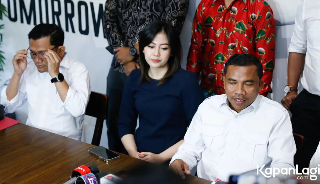 "Saya sudah di level yang terserah deh mau dihujat seperti apa. Yang penting Marco sama saya, bisa didik dengan baik, tumbuh dengan baik, tanpa ada tekanan, bullyan, tanpa melihat kami ribut-ribut," ucap Arfita sambil menangis. [Foto: Bayu Herdianto/KapanLagi.com]