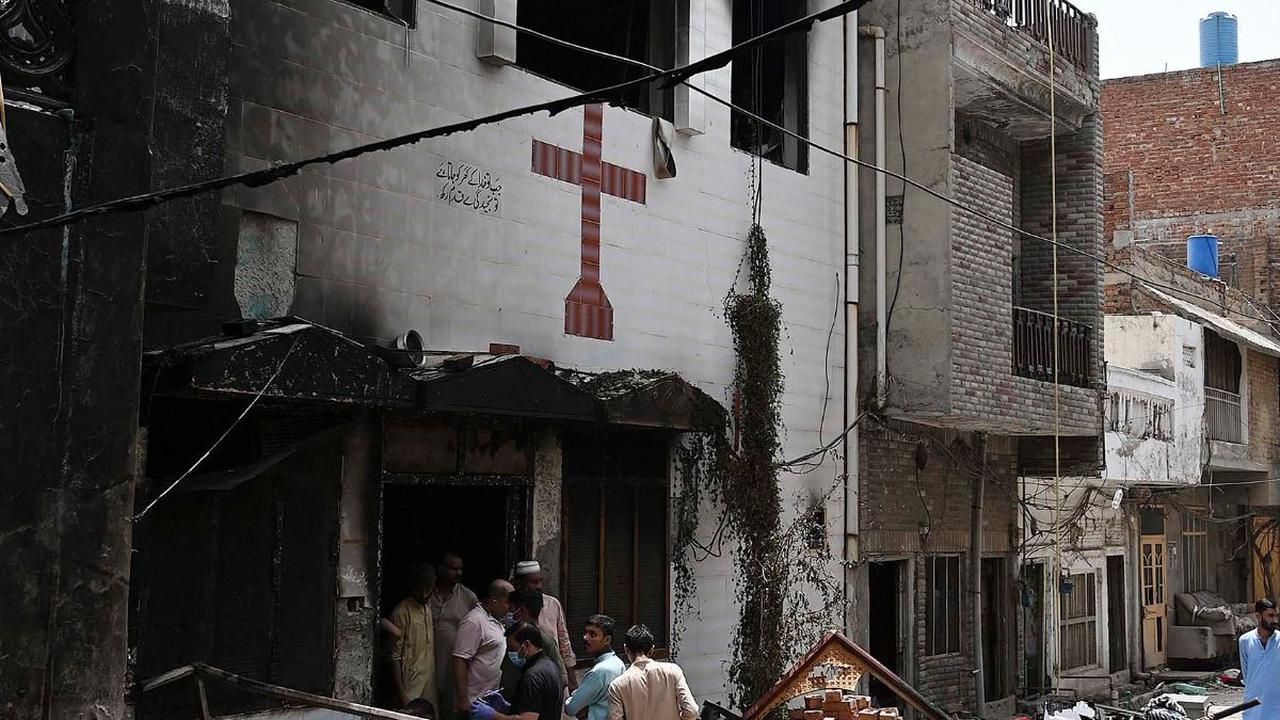 Massa muslim mengamuk setelah menuduh dua pria anggota komunitas Kristen melakukan penistaan Alquran.