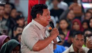 Presiden Prabowo Subianto saat merayakan malam tahun baru bersama masyarakat terdampak bencana di posko pengungsian Desa Batu Hela, Batang Toru, Kabupaten Tapanuli Selatan (Tapsel). (Dok. Tangkapan Layar YouTube)