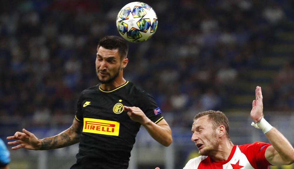 Gelandang Inter Milan, Matteo Politano, duel udara dengan pemain Slavia Praha, Vladmir Coufal, pada laga Liga Champions di Stadion Giuseppe Meazza, Selasa (17/9/2019). Kedua tim bermain imbang 1-1. (AP/Antonio Calanni)