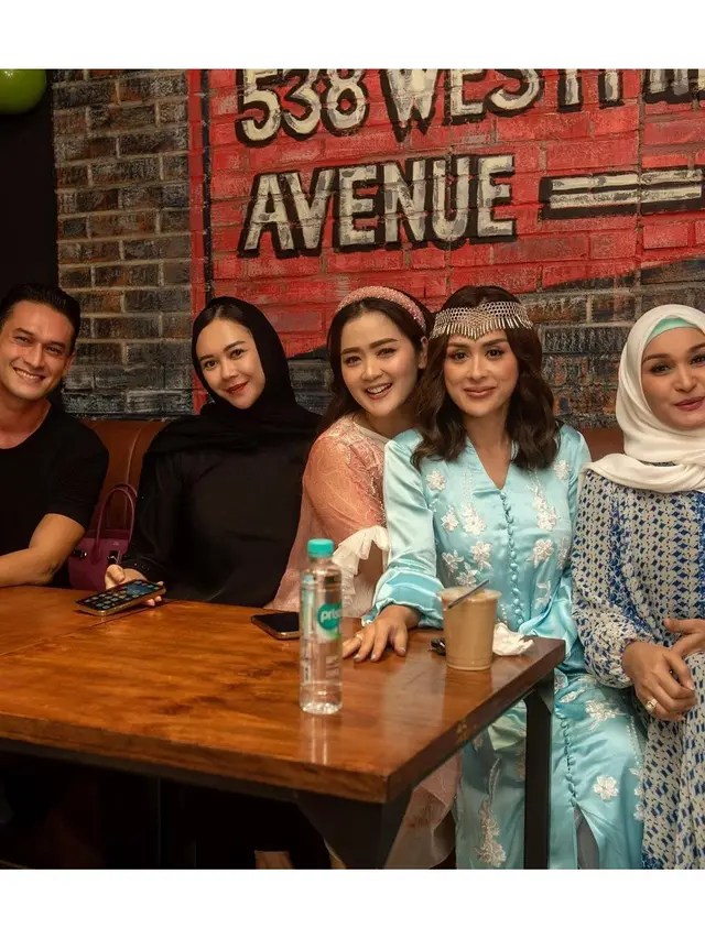 7 Potret Perayaan Ulang Tahun Selvi Kitty ke-29, Meriah Dihadiri Rekan Artis