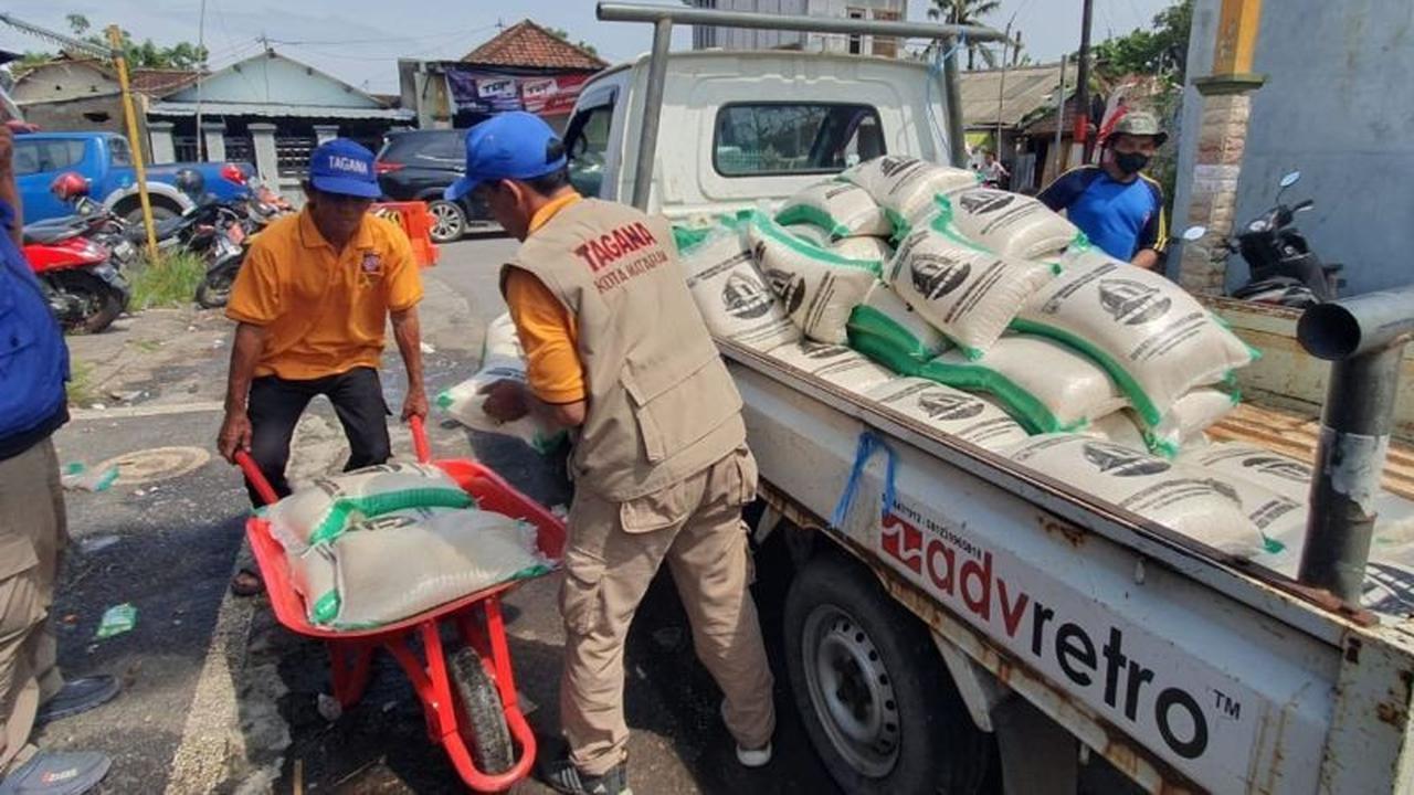 DKP Mataram Salurkan Beras Bantuan 3 Ton untuk Ratusan Korban Bencana Hidrometeorologi