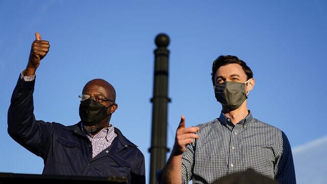 Kandidat Partai Demokrat dari Georgia untuk Senat AS, Raphael Warnock (kiri) dan Jon Ossoff (kanan). (Photo credit: AP/Brynn Anderson)