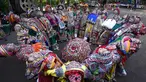 Penari rakyat India dari Panghat Group of Performing Arts berpartisipasi dalam latihan tari 'Garba' menjelang festival 'Navratri' di Ahmedabad (5/10). 'Navratri' atau festival tari dimulai 10 Oktober 2018. (AFP Photo/Sam Panthaky)