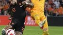 Pemain Belanda Memphis Depay (kiri) mencetak gol ke gawang Wales pada pertandingan sepak bola UEFA Nations League di Stadion De Kuip, Rotterdam, Belanda, 14 Juni , 2022. Belanda menang dengan skor 3-2. (AP Photo/Peter Dejong)