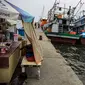 Kapal bersandar di Kali Adem, Muara Angke, Jakarta Utara, Sabtu (2/10/2021). Teluk Angke dan Ancol yang ada di wilayah Jakarta Utara dilaporkan tercemar paracetamol dengan konsentrasi tinggi. (Liputan6.com/Faizal Fanani)