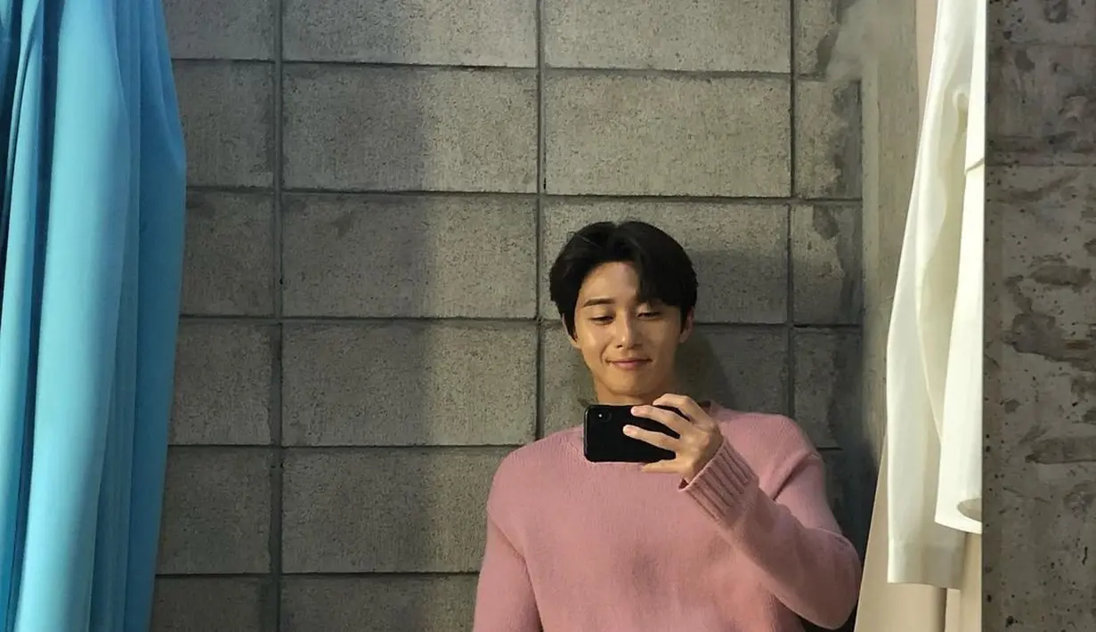 Bermodalkan senyuman manis, Park Seo Joon sukses membuat penggemar makin jatuh hati lho! (FOTO: instagram.com/bn_sj2013/)