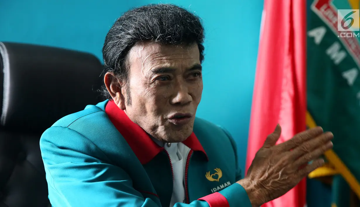 Ketua Umum Partai Idaman Rhoma Irama menjawab pertanyaan wartawan di Kantor DPP Partai Idaman, Jakarta, Selasa (16/1). Partai Idaman menyatakan akan melaporkan Bawaslu ke DKPP terkait dugaan pelanggaran kode etik. (Liputan6.com/JohanTallo)