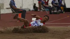 Maria Londa berhasil meraih medali perunggu keduanya di SEA Games 2021 cabang atletik, Senin (16/5/2022) di Stadion Nasional My Dinh, Vietnam. Setelah sebelumnya ia memperoleh perunggu dari nomor lompat jangkit, kini medali yang sama ia raih dari nomor lompat jauh. (Bola.com/Ikhwan Yanuar)