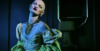 Melanie Gaydos seorang model yang dikenal karena penampilan fisiknya yang sangat berbeda dari standar kecantikan konvensional. [Instagram/ Melanie Gaydos]