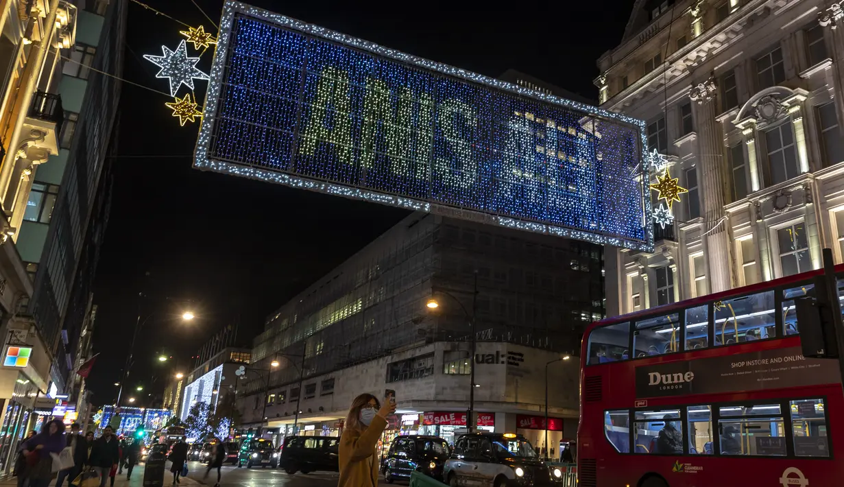 Foto pada 3 November 2020 ini memperlihatkan lampu-lampu Natal yang menerangi area perbelanjaan utama Oxford Street di London, Inggris. Lampu-lampu tersebut merupakan bentuk penghargaan terhadap kekuatan dan kehebatan warga London dalam menghadapi pandemi COVID-19. (Xinhua/Han Yan)