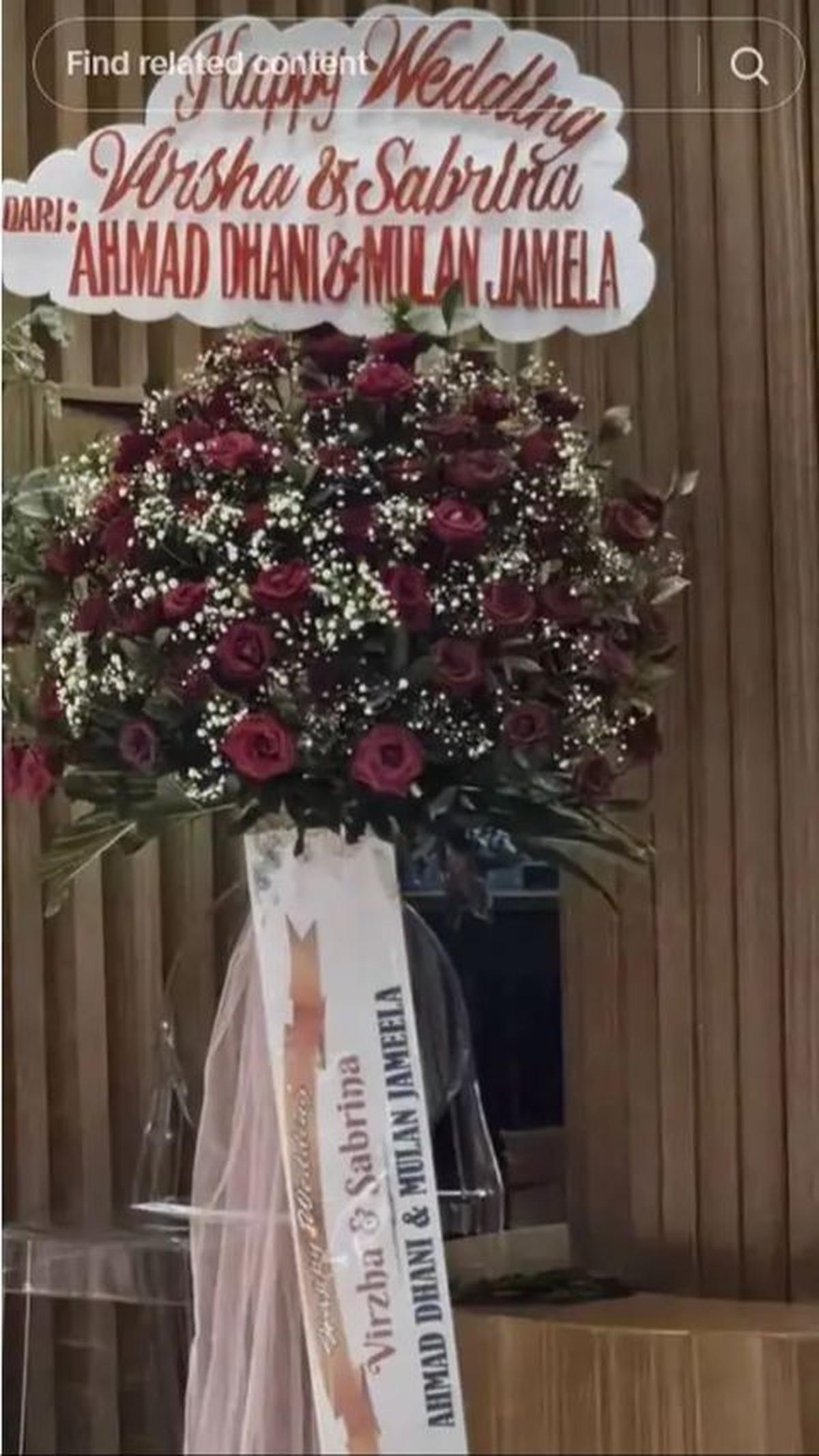 Meskipun absen dan tidak bisa hadir, Ahmad Dhani dan Mulan Jameela memberikan karangan bunga sebagai tanda selamat kepada Virzha dan Sabrina.