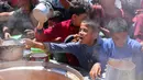 Kantor Media Pemerintah Gaza dalam pernyataannya, pada Senin (5/5/2025), mengatakan lebih dari 3.500 anak di bawah usia lima tahun menghadapi ancaman kematian karena kelaparan. (Eyad BABA/AFP)