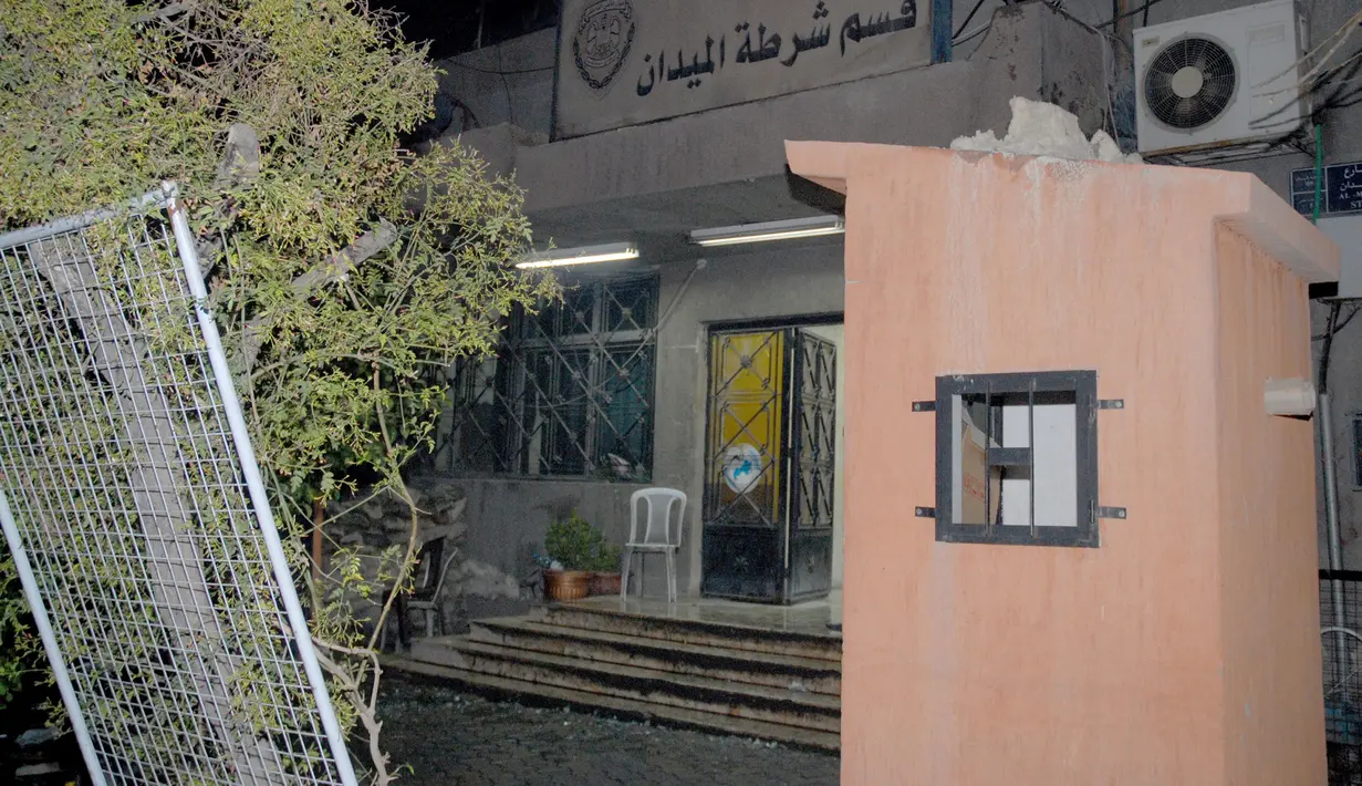 Kondisi kantor polisi di kawasan Midan, Ibu kota Damaskus yang hancur setelah seorang gadis muda meledakkan bom bunuh diri di Suriah, 16 Desember 2016. Diperkirakan gadis tersebut berusia 9 Tahun. (SANA/Handout via Reuters)
