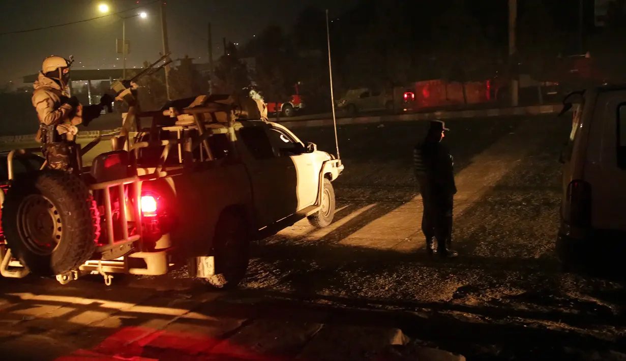 Pasukan keamanan berjaga di dekat Hotel Intercontinental setelah serangan mematikan di Kabul, Afghanistan, Sabtu (20/1). Seorang pejabat Afghanistan mengatakan sekelompok orang bersenjata menyerang Hotel Intercontinental. (AP Photo/Massoud Hossaini)