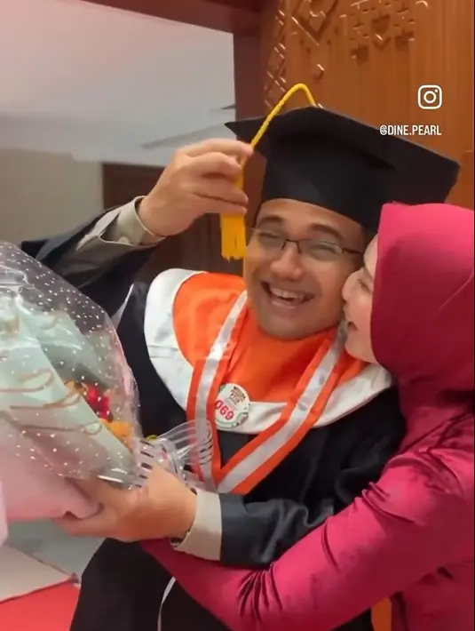 Kebahagiaan menyelimuti pasangan yang menikah pada Mei 2023 lalu. Setelah memberikan bunga, Dine langsung memeluk sang suami yang wisuda S2 usia 47 tahun. [Instagram/dine.pearl]