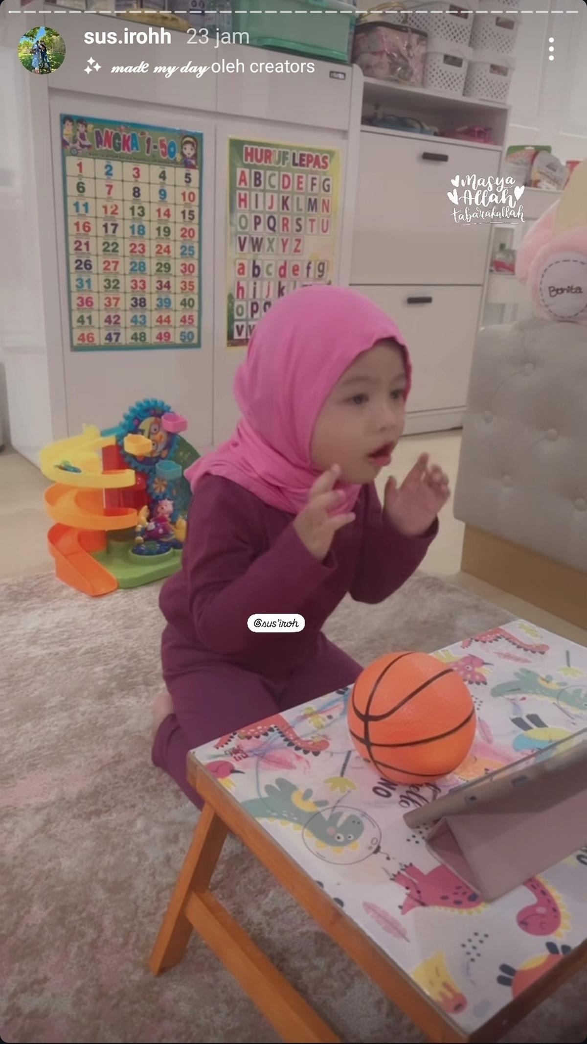 8 Potret Ameena Anak Aurel Hermansyah Belajar Mengaji, Gemas Pakai Kerudung - Semangat Menyanyi dan Menulis Huruf Hijaiyah