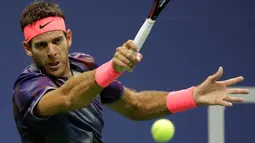 Petenis Argentina, Juan Martin del Potro berselebrasi setelah mengalahkan petenis Swiss, Roger Federer pada perempat final AS Terbuka 2017 di New York, Rabu (6/9). Del Potro secara mengejutkan mengalahkan Federer dalam empat set. (AP Photo/Kathy Willens)