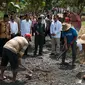 Presiden Jokowi meninjau pembangunan akses jalan menuju persawahan yang berada di Desa Pematang Panjang, Kabupaten Banjar, Kalimantan Selatan, Senin (26/3). Pembangunan dilakukan untuk memudahkan akses warga menuju area persawahannya. (Liputan6.com/Pool)