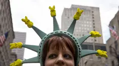Seorang wanita mengenakan topi menyerupai patung Liberty saat menghadiri Parade Paskah dan Festival Bonnet di New York City, Minggu (5/6/2015). (Reuters / Eric Thayer)