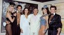 Hugh Hefner (ketiga kanan) bersama putri dari pernikahan pertamanya dengan Mildred Williams, Christie Hefner (ketiga kiri) berpose di sebuah pesta 29 Oktober 1985. Hugh Hefner meninggal pada umur 91 tahun. (AFP Photo/Susan Ragan)