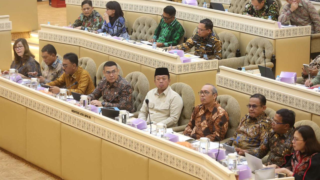Menteri ATR Nusron Wahid rapat dengan Komisi II DPR terkait pagar laut
