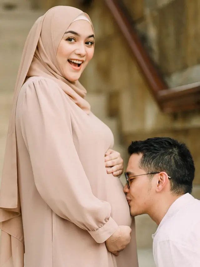Segera Dikaruniai Anak, Ini 6 Potret Manis Rezky Aditya Peluk Baby Bump Citra Kirana