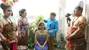 Orangtua Ardina Rasti menyiramkan air saat prosesi siraman menjelang pernikahannya di kawasan Gunung Putri, Jawa Barat, Jumat (19/1). Ardina Rasti akan dipersunting Arie Dwi Ardhika. (Liputan6.com/Herman Zakharia)
