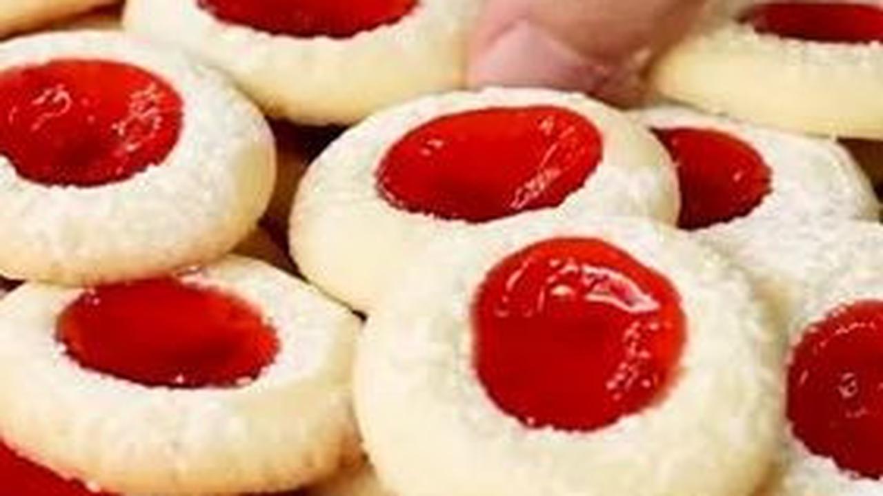 Momen Lebaran yang lalu, kue kering thumbprint menjadi favorit sebagai sajian untuk menjamu para tamu yang datang. Namun jika kini membuat thumbprint strawberry tak ada salahnya lho, bisa dijadikan bekal camilan untuk si kecil.