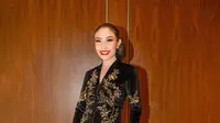 Ayu Dewi mengenakan kebaya hitam berbahan beludru dengan corak bordir berwarna emas yang mewah. [@mrsayudewi]