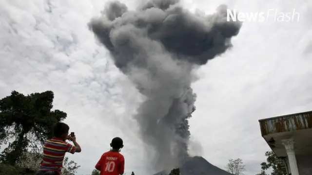 NEWS FLASH: Gunung Sinabung Erupsi Lagi Keluarkan Guguran Lava 71 Kali 