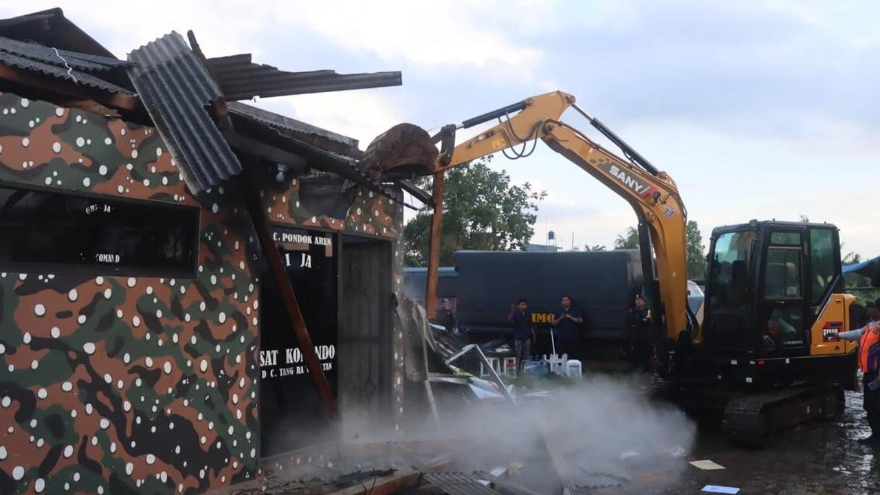 FOTO: Detik-Detik Markas GRIB Jaya di Tangsel Dibongkar Polisi Hingga Rata dengan Tanah