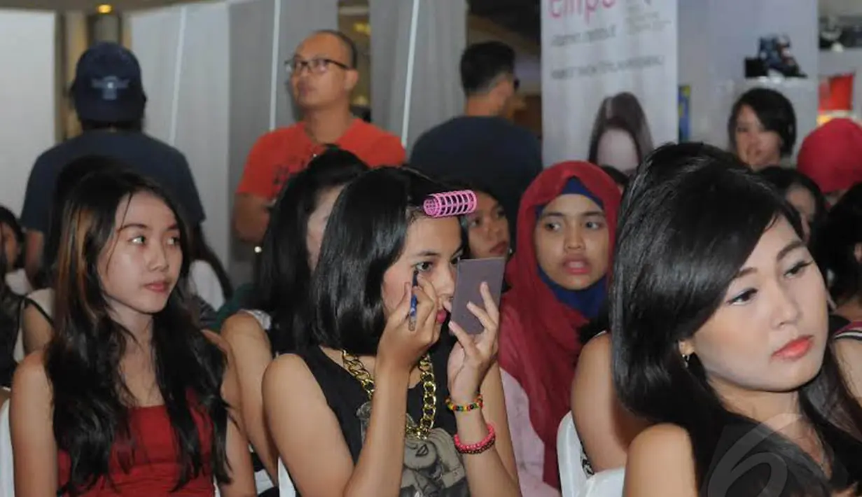 Sambil menunggu giliran, beberapa peserta tampak mempercantik diri dengan melakukan makeup (Liputan6.com/Herman Zakharia)