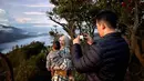 Zaskia Sungkar dan Irwansyah baru-baru ini pelesir ke Gunung Bromo, Jawa Timur, bersama si buah hati, Ukkasya Muhammad Syahki. Rona bahagia memancar dari wajah mereka. Kakak Shireen Sungkar memamerkan sejumlah foto di akun Instagram terverifikasinya, saat melihat matahari terbit berkawan “lautan” awan. Indonesia memang seindah itu. (Foto: Dok. Instagram @zaskiasungkar15)