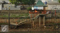 Kondisi Halte Waterway yang dibuat Gubernur Sutiyoso sekitar tahun 2007 sangat memprihatinkan, Jakarta, Kamis (19/5). Bangunan bergaya khas betawi yang dulu digunakan sebagai dermaga itu kini telah berubah fungsi. (Liputan6.com/Gempur M Surya)