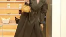 Ready to Wear dan bag dari Loewe, Makeup by Laura Mercier, Hair by Sisley, Model: Clara for Studio47.