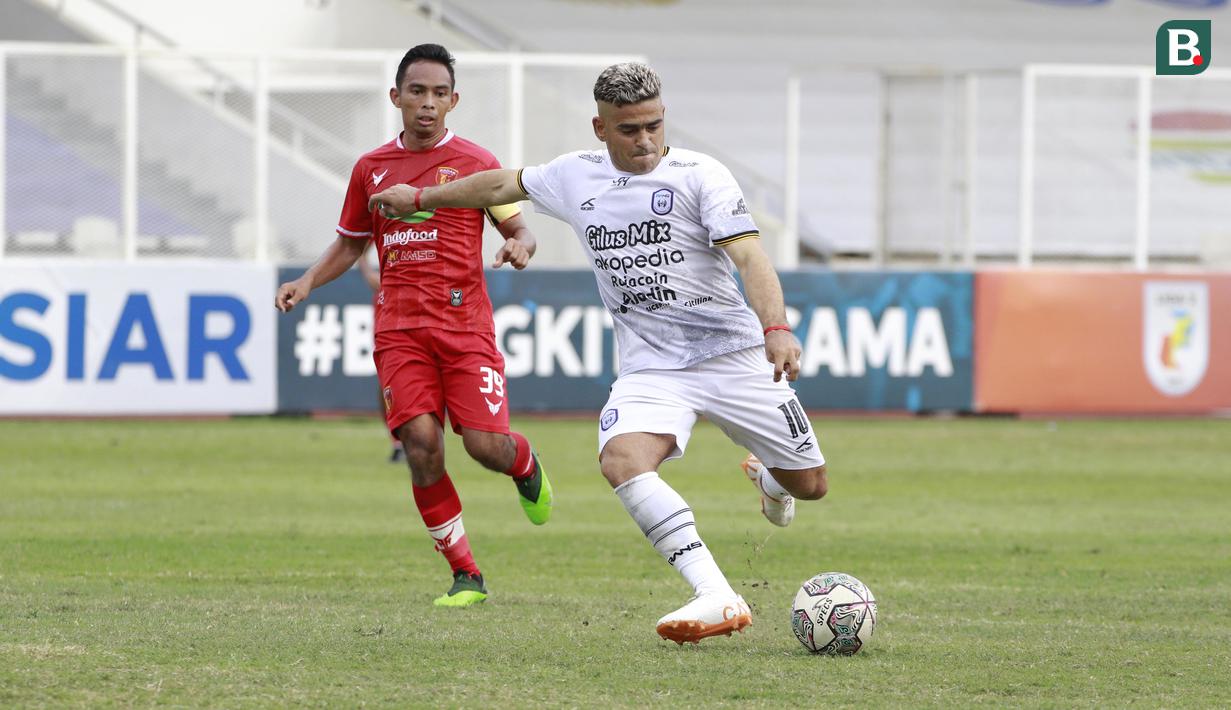 Cristian Gonzales alias El Loco menjadi bintang kemenangan dengan mencetak brace dan membawa Rans Cilegon FC menorehkan kemenangan dua gol tanpa balas. (Bola.com/M Iqbal Ichsan)